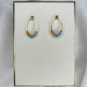 BRINCO ARGOLA FRONTAL COM MIÇANGAS COLORIDAS