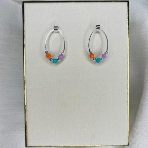 BRINCO ARGOLA FRONTAL COM MIÇANGAS COLORIDAS