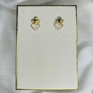 BRINCO COM BASE DE FLOR E TRIAMGULO ABAIXO