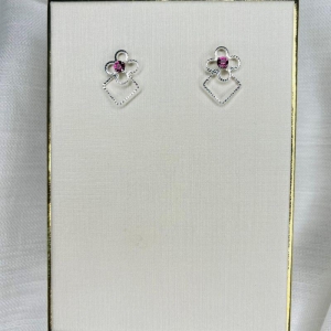 BRINCO COM BASE DE FLOR E TRIAMGULO ABAIXO